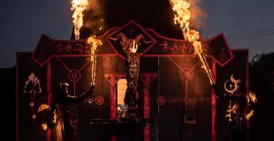 Spectacle feu Portal, spectacle de feu grand format avec décors, projecteurs de flammes, un récit théâtralisé et chorégraphié.