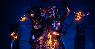 Spectacle feu Portal, spectacle de feu grand format avec décors, projecteurs de flammes, un récit théâtralisé et chorégraphié.