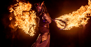 Spectacle feu Portal, spectacle de feu grand format avec décors, projecteurs de flammes, un récit théâtralisé et chorégraphié.