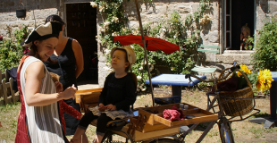 enfant sur tricycle de maquillage marchande de couleurs