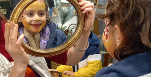 maquillage enfant dans le miroir marchande de couleurs