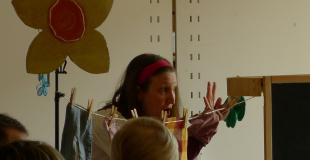 Le vent joue sur le fil à linge. Photo © Alice Duffaut