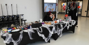 Stand atelier maquillage enfants pour Halloween