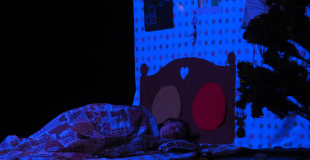 Petite fille Les maladresses du Père Noël_Compagnie Les Enfants Sauvages