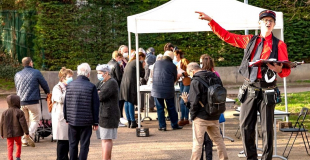Pouur attirer le chaland sous la tente : Alfredo, crieur public, crieur de rue, Auvergne Rhône-Alpes, Lyon