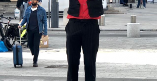 Place de l'Hotel de Ville, lyon, lecture de poésie : Alfredo, crieur public, crieur de rue, Auvergne Rhône-Alpes, Lyon