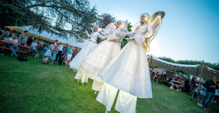 échassiers-lumineux-blancs-event-cocktail-accueil-mariage-soirée-entreprise-salon