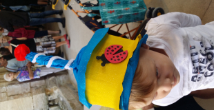 Chapeau rigolo en papier crépon