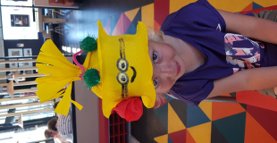 Chapeau rigolo en papier crépon