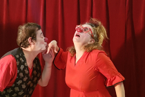 Le clown Jean-Pi fait un baise main au clown Pépita