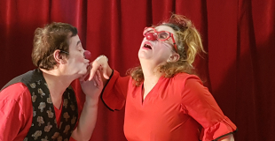 Le clown Jean-Pi fait un baise main au clown Pépita