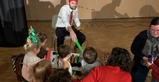 Le specatcle est suivi d'un moment à la découverte des instruments de musique