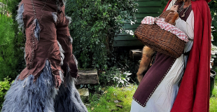 Spectacle de carnaval, duo loup garou et chaperon rouge échassiers et comédiens