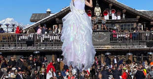 Sway pole, Les ailes froissées 4