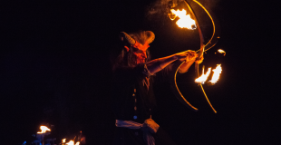 sur-les-traces-de-la-magie-des-anciens_spectacle-de-feu_libellune_bretagne_gironde