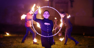 Anaïs, artiste jongleuse et échassière