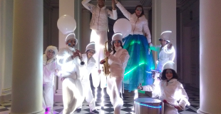 Parade échassier musique, cirque et lumière