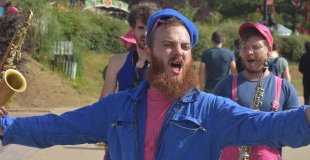 Adrien en trance, il chante les louanges du seigneur