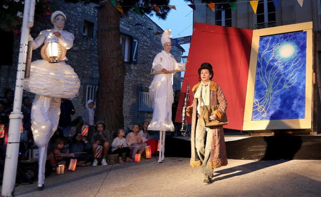 Spectacles De Rue Jusqu'à la Lune - Théâtre de Rue par Compagnie Le Passage
