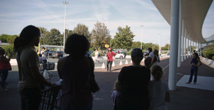devant un supermarché