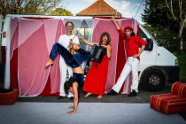 Le terrain de jeu: camionnette, rideaux, décors, acteurs