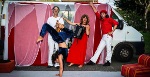 Le terrain de jeu: camionnette, rideaux, décors, acteurs