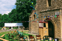 castelet devant église