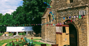 castelet devant église