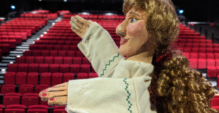 Térèse devant une grande salle