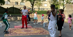 dans un parc des sports avec des enfants