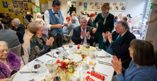 close-up adultes à table