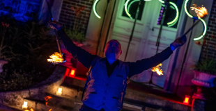 Vincent Mézières jonglant avec des cordes de feu lors d’un mariage