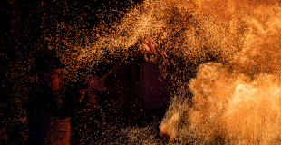 Vincent en costume de scène, prêt à enflammer la soirée avec ses talents de jongleur de feu.