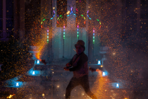 Performance de feu spectaculaire avec des effets pyrotechniques illuminant le ciel nocturne