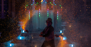 Performance de feu spectaculaire avec des effets pyrotechniques illuminant le ciel nocturne