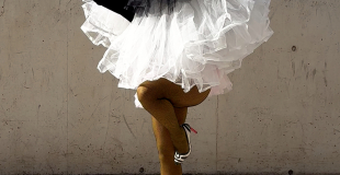 J'édite Piaf ! Personnage déambulatoire poule de luxe.