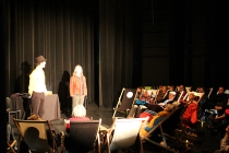 Scénographie légère en salle (autonomie de la cie en son et lumière)