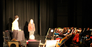 Scénographie légère en salle (autonomie de la cie en son et lumière)