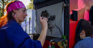 La peintre en action