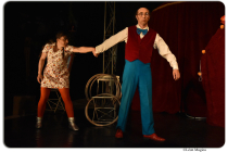 Gaston et Lola par la main