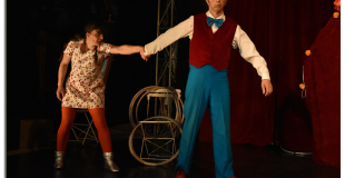 Gaston et Lola par la main