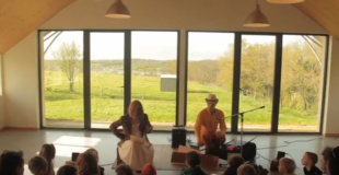 scénographie ultra légère, autonomie en son et lumière