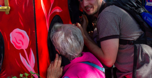 Le public regarde l'entresort en mettant sa tête dans le mini cinéma