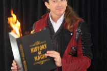 Magicien et livre en feu