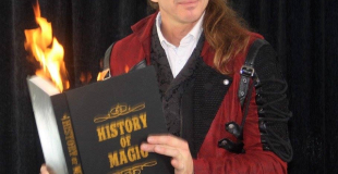 Magicien et livre en feu