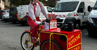 Clown Totoche déambulation Triporteur VTT