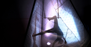 trapéziste sous voile de neige