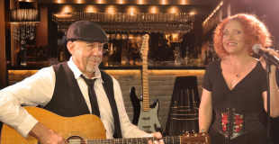 Lydia Moreno chanteuse du groupe Mikado lors d'une  soirée concert live guitare voix acoustique dans le Gard