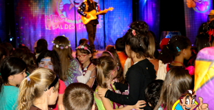 Les enfants dansent un slow lors du bal des enfants de Mega Mome
