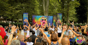 Le bal des enfants de Mega Mome en extérieur